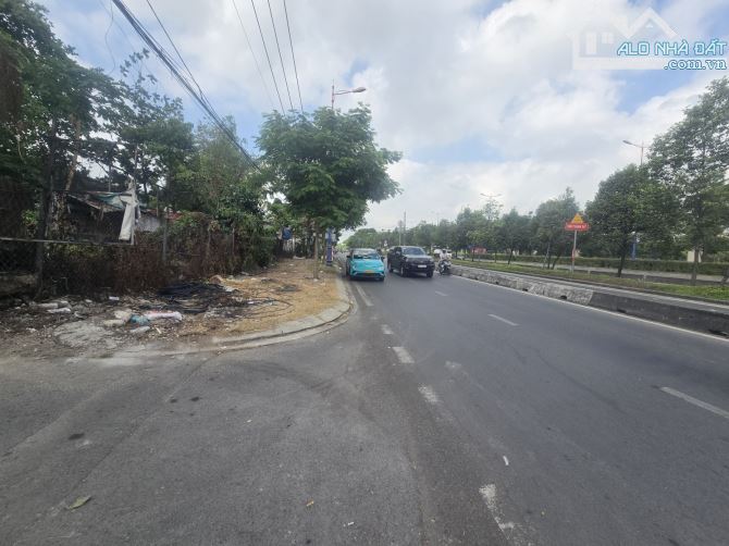 đất mặt tiền đường xa lộ Hà Nội ngay ngã tư Thủ Đức DT: 542m2 Giá chỉ 62tỷ