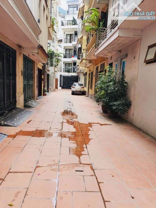 Bán nhà Hoàng Hoa Thám, Ba Đình. Diện tích 46m2 x 5T, MT 4,6m. Oto đỗ cửa vào nhà. 16,2 tỷ