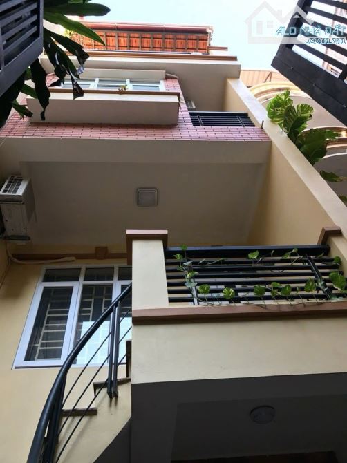 Bán nhà Kim Đồng , ngô ba gác quay đầu , ô tô cách 20m . Dt 90m x 4T x Nhỉnh 14 Tỷ