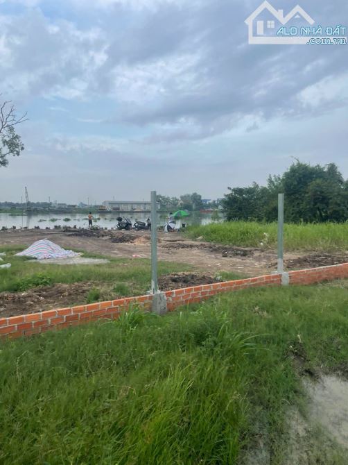 ĐẤT 2MT SÔNG SÀI GÒN NHỊ BÌNH, HÓC MÔN FULL THỔ CƯ 1.800m² NHĨNH 39 TỶ