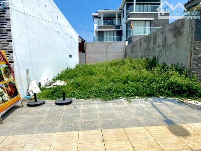 CHỦ NGỘP HẠ GIÁ BÁN GẤP 230M2 MẶT TIỀN LÊ DUẨN GIÁ 1TỶ950, ĐỐI DIỆN KHU TTTM 77HA