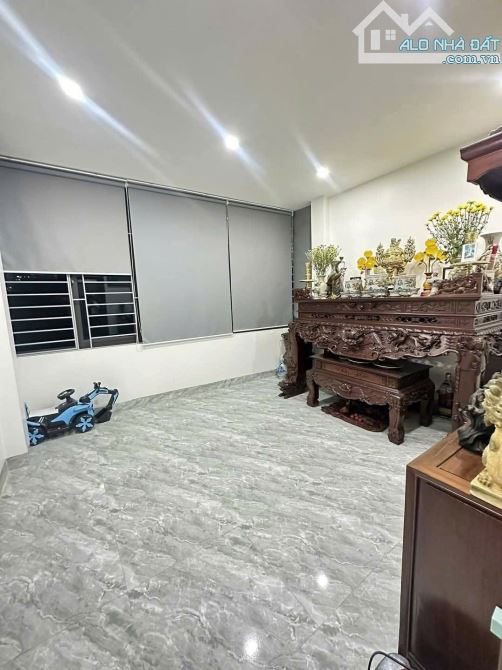 NHÀ ĐẸP LUNG LINH, THANG MÁY SỊN, ĐANG CHO THUÊ 15TR/TH. TRUNG TÂM ĐỐNG ĐA.