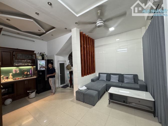 Bán nhà tân mai 32m2 5 tầng mặt tiền 4.5m – ô tô đỗ cổng - giá 7.35 tỷ