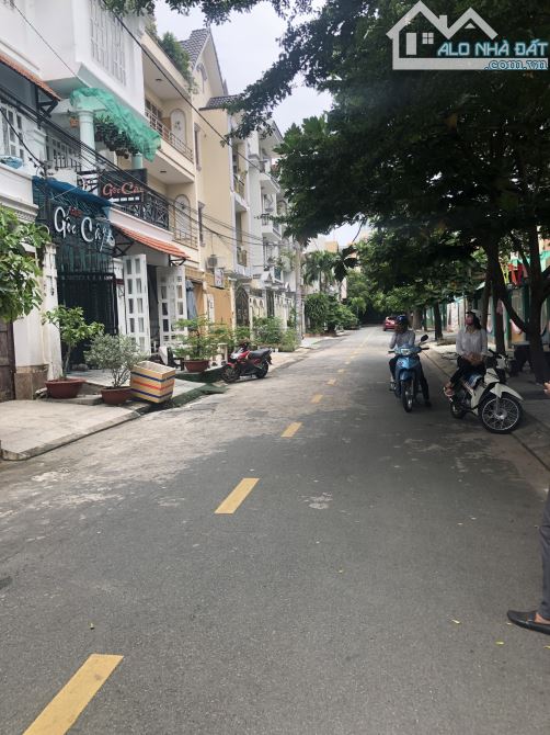 Nhà mới! Ngay Vincom Phan Văn Trị P5 Gò Vấp 5 tầng 4x18m sổ đẹp A4 - chỉ nhỉnh 10.x tỷ TL