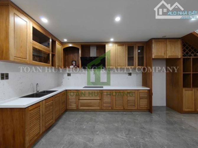 Cho thuê nhà 4 tầng lệch 100m² khu Nam Việt Á - Nhà đẹp, thoáng, sân ô tô