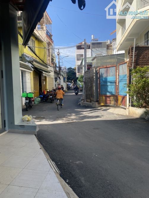 XE HƠI ĐẬU CỬA- BÌNH THẠNH- BÙI ĐÌNH TUÝ- GẦN MẶT TIỀN- 5.7T