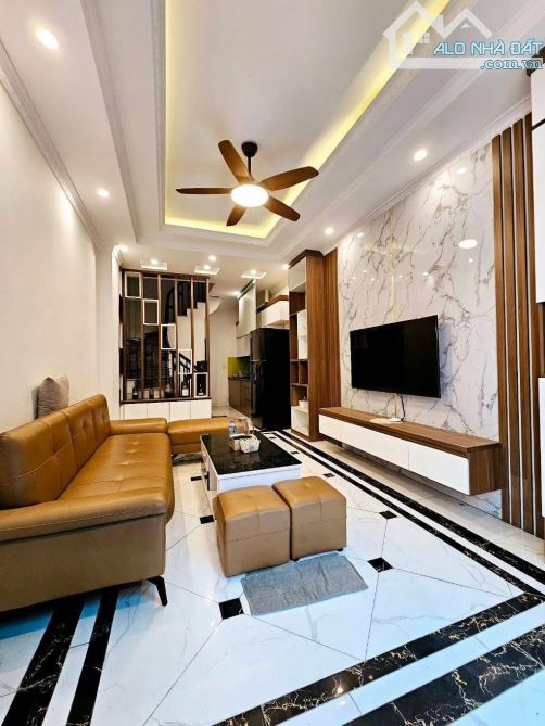BÁN NHÀ NGUYỄN VĂN CỪ - NGỌC LÂM - 35M x 5T - HƠN 5 TỶ - NGÕ RỘNG THOÁNG - NHÀ MỚI ĐẸP