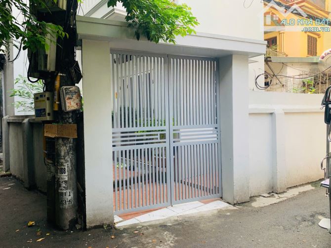 Bán đất Mỹ Đình có nhà 3 tầng cũ, lô góc, 64m2, 13.2 Tỷ, Mặt tiền 5.7M