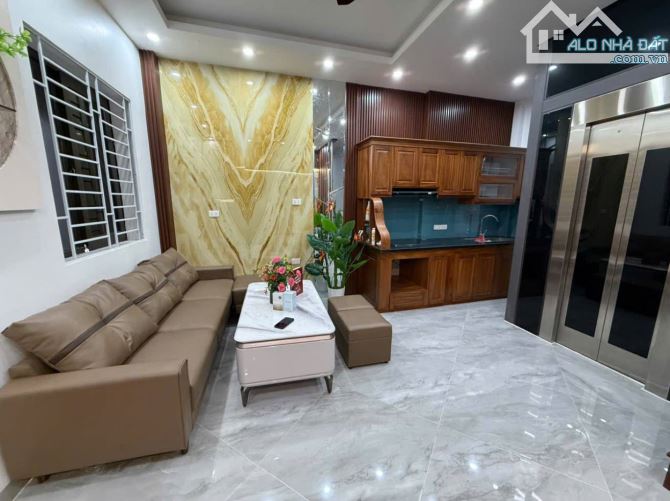 Bán nhà Cổ Nhuế, 33m2 chỉ 8.2 tỷ , dân xây , sát ô tô tránh , thang máy , full nội thất
