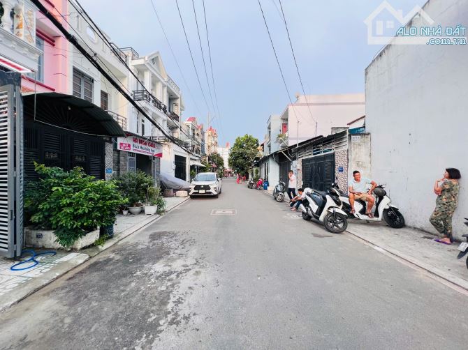 Cần bán gấp nhà hẻm 12m có vỉa hè đường Bùi Văn Ngữ, dt: 4x20m,1T2L . Giá chỉ 6.3 tỷ