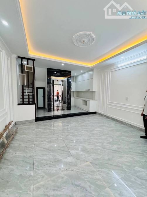 B.Á.N NHÀ VIỆT HƯNG -LONG BIÊN:45m2 6Tầng Thang Máy.Gía 8Tỷ Nhỉnh.