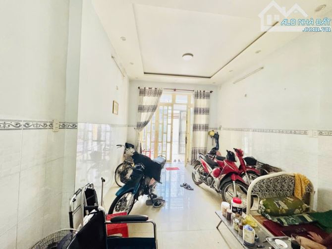 Ngộp bank Bán Gấp Giá Rẻ Nhà đường tân sơn nhì Tân Phú 4.85m x19.5m 5 Tầng giá chỉ 7.7 Tỷ