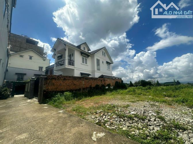 Cần bán lô đất mặt tiền đường Lê Văn Tám, phường 10, TP. Đà Lạt. - 1