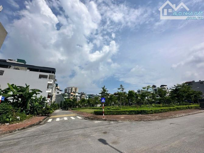 TÁI ĐỊNH CƯ GIANG BIÊN HIẾM LẮM E MỚI CÓ MỘT MẢNH ĐẸP NHƯ THẾ NÀY,VỈA HÈ ĐƯỜNG 22M SIÊU TH - 1