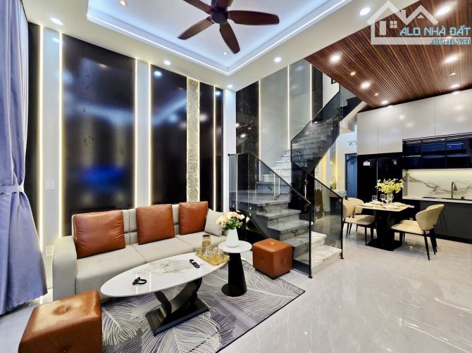 NHÀ PHỐ NGUYỄN VĂN CỪ - NGỌC LÂM - DT 37M2 - CHỈ HƠN 5 TỶ - NGÕ NÔNG RỘNG - 2 MẶT THOÁNG - 1