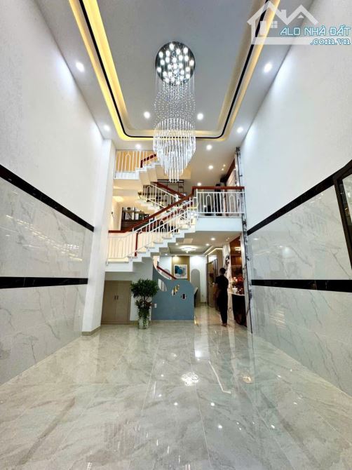 Bán nhà ngay công viên 150 Ha Q12- DT 4.5x12m 1T lửng 3 lầu Full nội thất - 1