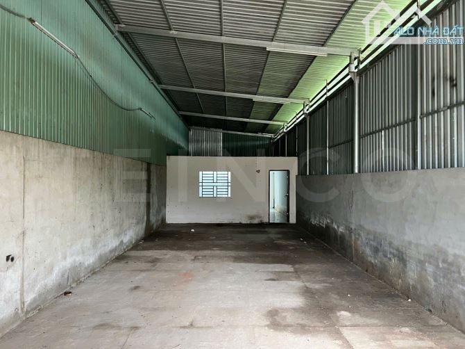 Kho xưởng bãi 140m² kho xây dựng 110m² có điện 3 pha, đường cặp Quốc Lộ 1A - 1