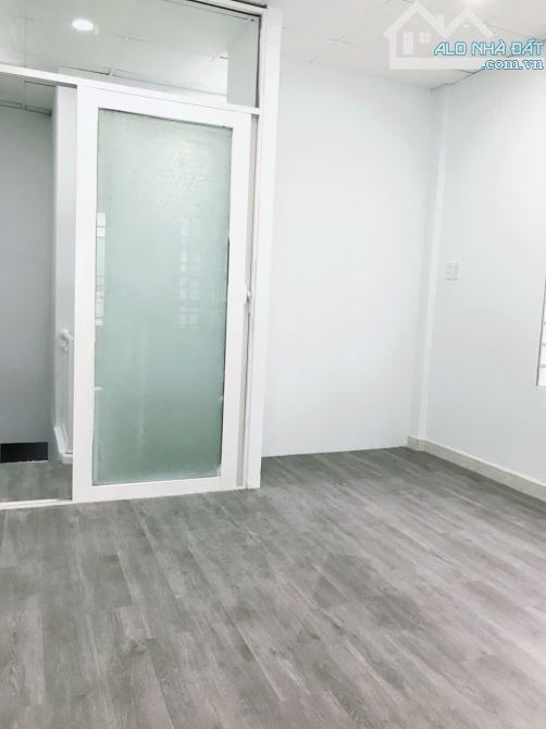 Chủ cho thuê nhà góc 3 mặt tiền HXH CMT8 P.13 Q.10 45m2 Giá 22tr/tháng - 2