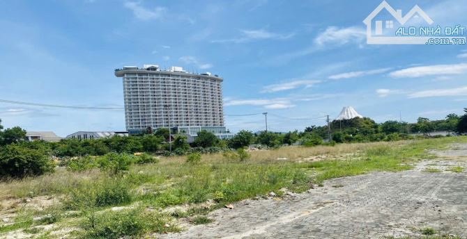 SIÊU PHẨM LÔ GÓC 2 MẶT TIỀN – MẶT BIỂN NGUYỄN TẤT THÀNH – 2.379M² – GIÁ CHỈ 184 TỶ - 2