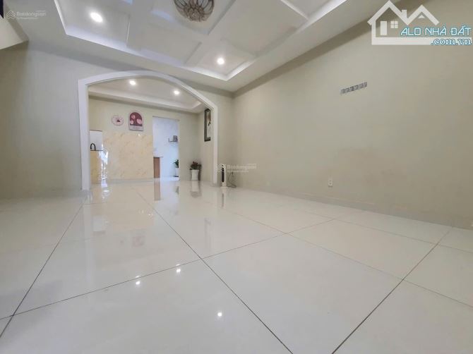 Bán nhà 2 lầu rưỡi gần cầu Phú Long cách bờ bao sông Sài Gòn 200m DT 123m giá nhỉnh 4 tỷ - 2