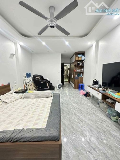 NHÀ ĐẸP LUNG LINH, THANG MÁY SỊN, ĐANG CHO THUÊ 15TR/TH. TRUNG TÂM ĐỐNG ĐA. - 2