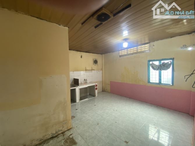 XE HƠI ĐẬU CỬA- BÌNH THẠNH- BÙI ĐÌNH TUÝ- GẦN MẶT TIỀN- 5.7T - 2