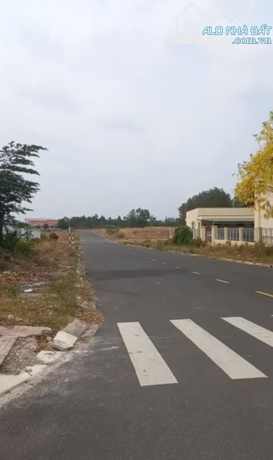 5000m phủ hồng,nở hậu, mặt tiền đường nhựa  khu dân cư, cách trường học 100m, cách chợ 1km - 2