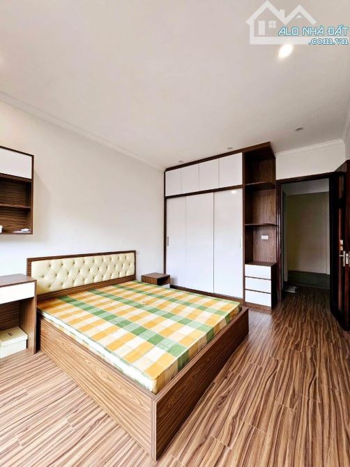 BÁN NHÀ NGUYỄN VĂN CỪ - NGỌC LÂM - 35M x 5T - HƠN 5 TỶ - NGÕ RỘNG THOÁNG - NHÀ MỚI ĐẸP - 2
