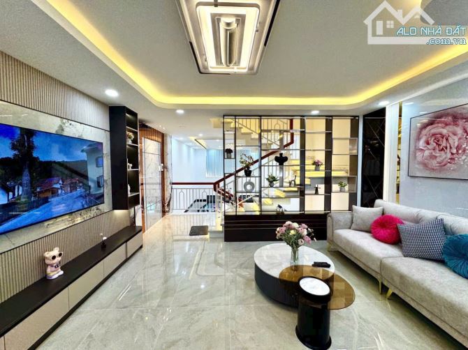 Bán nhà ngay công viên 150 Ha Q12- DT 4.5x12m 1T lửng 3 lầu Full nội thất - 2