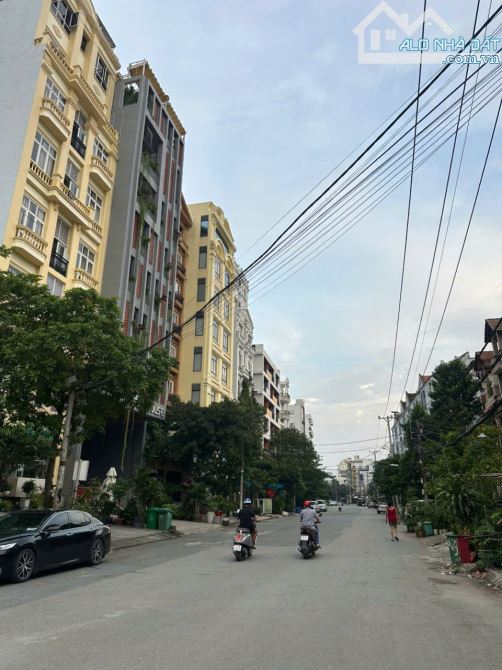 Siêu Phẩm Nhà Mặt Tiền Cao Thị Chính P.Phú Thuận Q7 DT:8x24m Hầm 8Tầng HĐT:250tr Giá:52Tỷ - 2