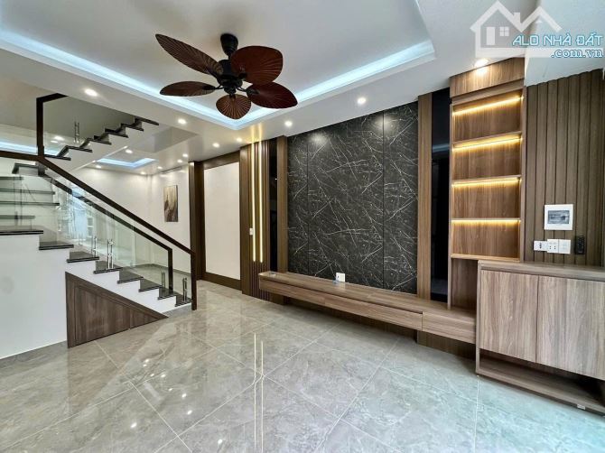 Bán nhà 3,5 tầng phố đình đông thông Lạch Tray giá 2,98 tye - 2