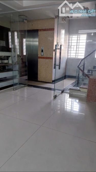 Cần cho thuê gấp Mặt tiền Đinh Bộ Lĩnh, P.26, DT 10x19m - 1 Hầm 4 Lầu Thang máy - 2