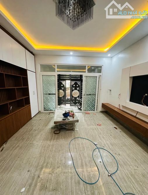 Bán nhà lạc Long Quân, gần ô tô, tiện ích, 2 thoáng trước sau, giá tốt, ở sướng - 2