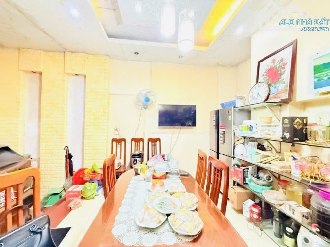 Bán nhà Hoàng Hoa Thám, Ba Đình. Diện tích 46m2 x 5T, MT 4,6m. Oto đỗ cửa vào nhà. 16,2 tỷ - 4