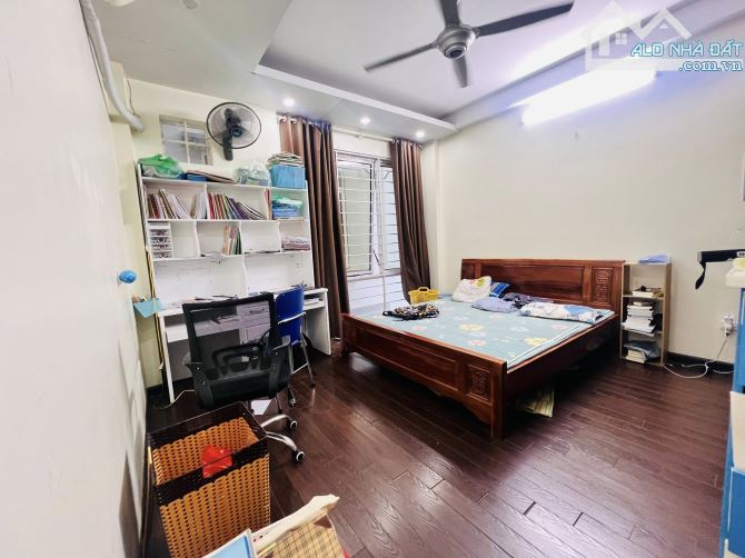 NHỈNH 9 TỶ NHÀ PHỐ NGUYỄN VĂN HUYÊN,  CẦU GIẤY, Ô TÔ QUA NHÀ, DT 31M, 4 TẦNG, MT 4.1M - 4
