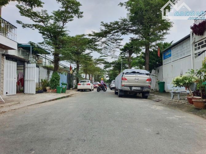 Bán nhà 2 lầu rưỡi gần cầu Phú Long cách bờ bao sông Sài Gòn 200m DT 123m giá nhỉnh 4 tỷ - 4