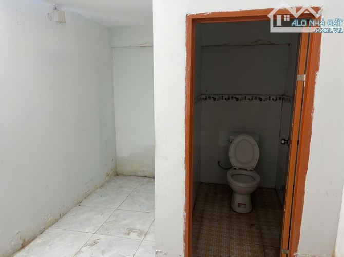 Kho xưởng bãi 140m² kho xây dựng 110m² có điện 3 pha, đường cặp Quốc Lộ 1A - 4