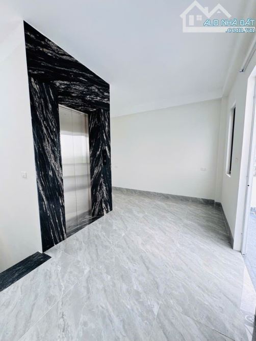 Bán nhà 6 tầng thang máy, Việt Hưng, Long Biên, 20m ô tô tránh, DT 40m2, MT 4,8m, giá 8 tỷ - 6