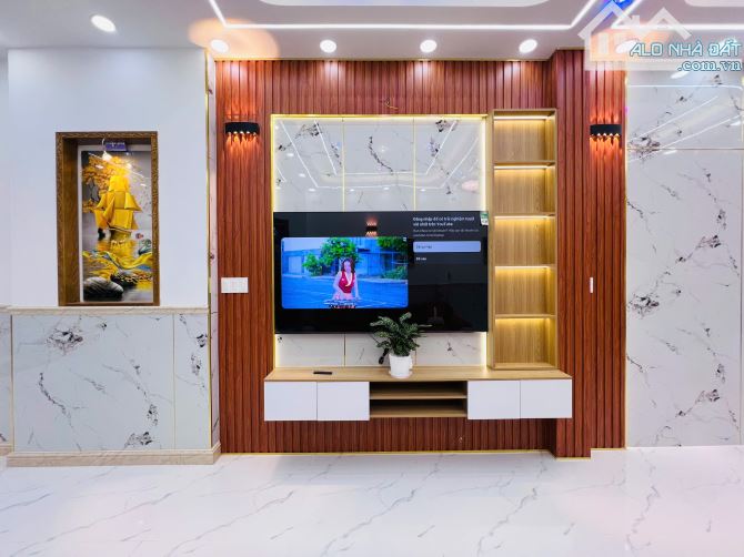 Cần bán gấp nhà hẻm 12m có vỉa hè đường Bùi Văn Ngữ, dt: 4x20m,1T2L . Giá chỉ 6.3 tỷ - 6