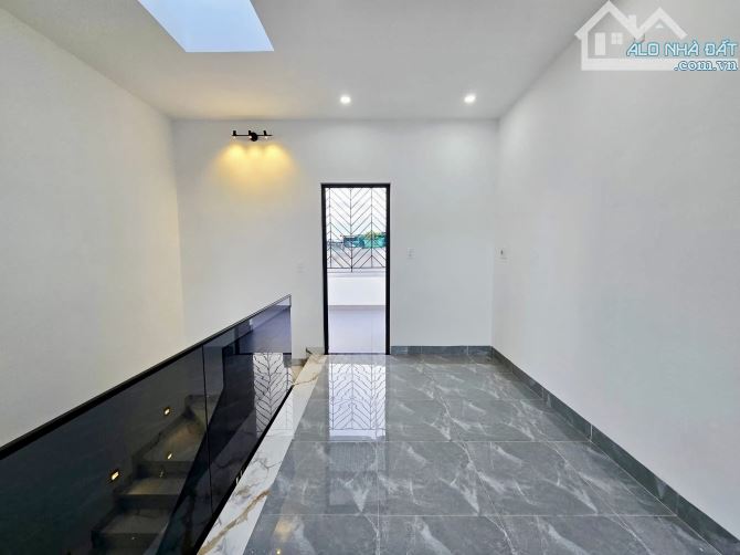 NHÀ PHỐ NGUYỄN VĂN CỪ - NGỌC LÂM - DT 37M2 - CHỈ HƠN 5 TỶ - NGÕ NÔNG RỘNG - 2 MẶT THOÁNG - 7