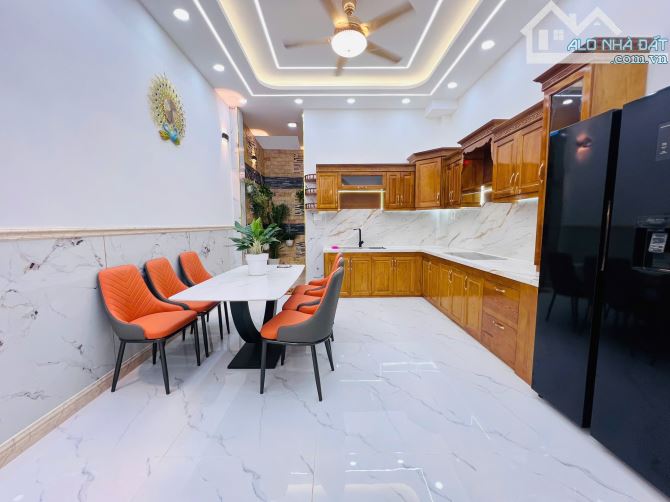 Cần bán gấp nhà hẻm 12m có vỉa hè đường Bùi Văn Ngữ, dt: 4x20m,1T2L . Giá chỉ 6.3 tỷ - 7