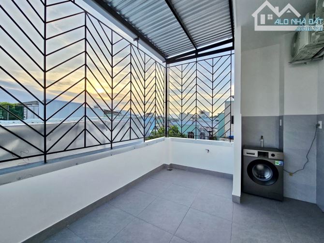 NHÀ PHỐ NGUYỄN VĂN CỪ - NGỌC LÂM - DT 37M2 - CHỈ HƠN 5 TỶ - NGÕ NÔNG RỘNG - 2 MẶT THOÁNG - 8
