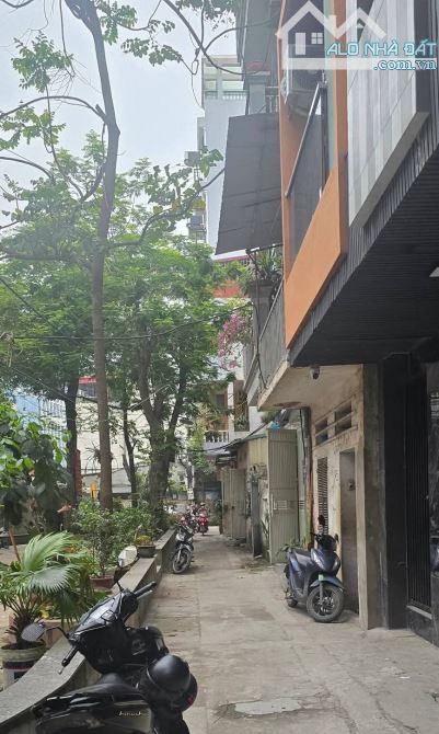 NGÕ 135 NGUYỄN  TRÃI NẰM TẠI VỊ TRÍ RẤT ĐẸP - GẦN PHỐ  - TRƯỚC NHÀ THOÁNG - NHÀ ĐANG CHO T