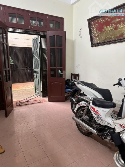 HOA LÂM LONG BIÊN -NHÀ DÂN XÂY CỰC CHẮC CHẮN - NGÕ THÔNG Ô TÔ CÁC NGẢ. DT: 33,4,M -MT : 3,