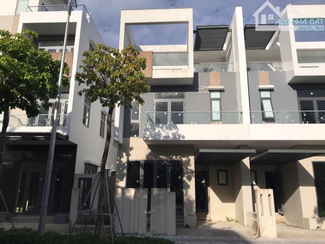 Bán nhà 3 tầng đẹp. hiện đại. cách mặt tiền Hoàng Quốc Việt 1 nhà. tp Huế