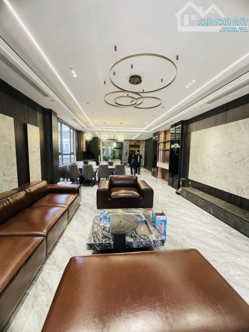 Bán Nhà Phố Nguyễn Văn Cừ 75m2, 7T Ô Tô tránh, Kinh Doanh, Full Nội Thất, 5PN - 2X Tỷ
