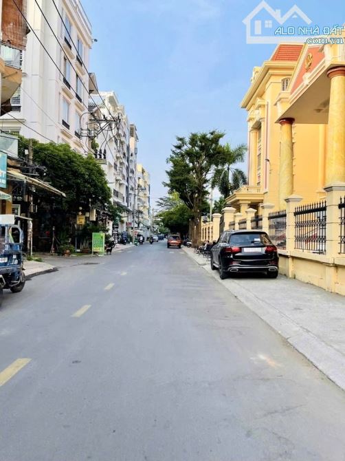 Bán nhà Dương Quảng Hàm - Đối diện Toà án Quận - HXH tránh- 5 tầng - 5PN - Hơn 10tỷ