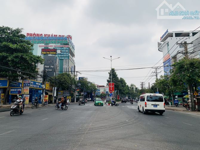 Cho thuê mặt bằng 880m2 đường Đồng Khởi , Biên Hoà gần Bệnh Viện Đồng Nai giá 180triệu