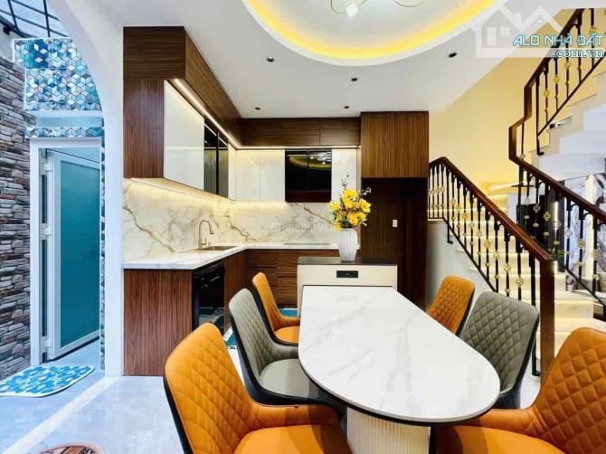 Cần tiền,Bán gấp,Nhà Quận2 Nguyễn Văn Kỉnh,65m2 Giá 5tỷ680(4PN5WC),Hẻm 5m