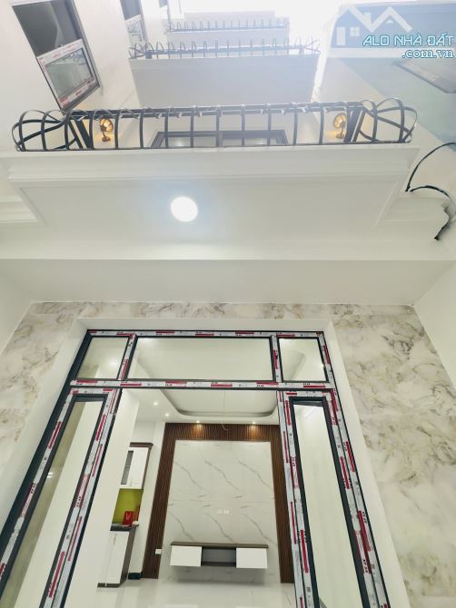 Hộ khẩu Hai Bà Trưng, nhà mới, thang máy, sân riêng, gần phố, DT 42m2, giá bán 8.9 tỷ